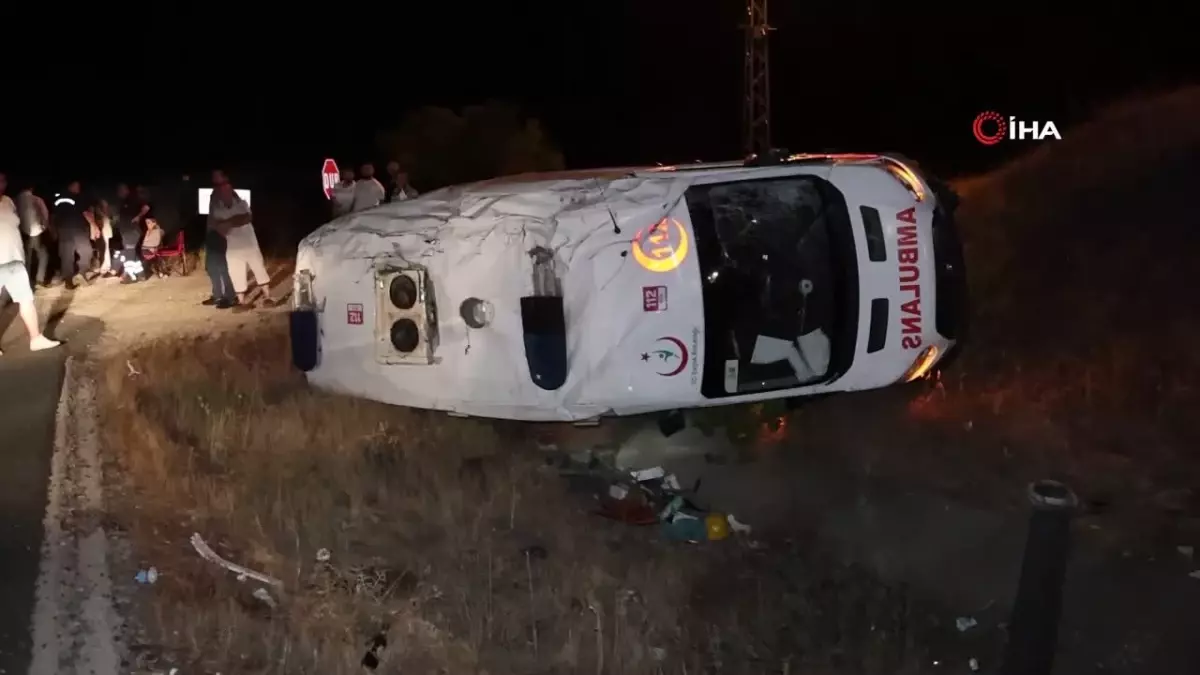 Elazığ’da ambulans devrildi: 3 yaralı