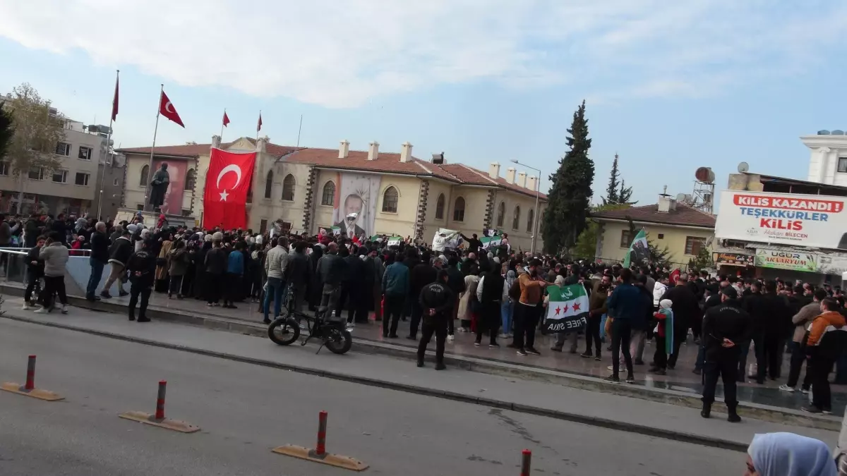 Suriye’de Muhalif Grupların Şam Kontrolü Kutlandı