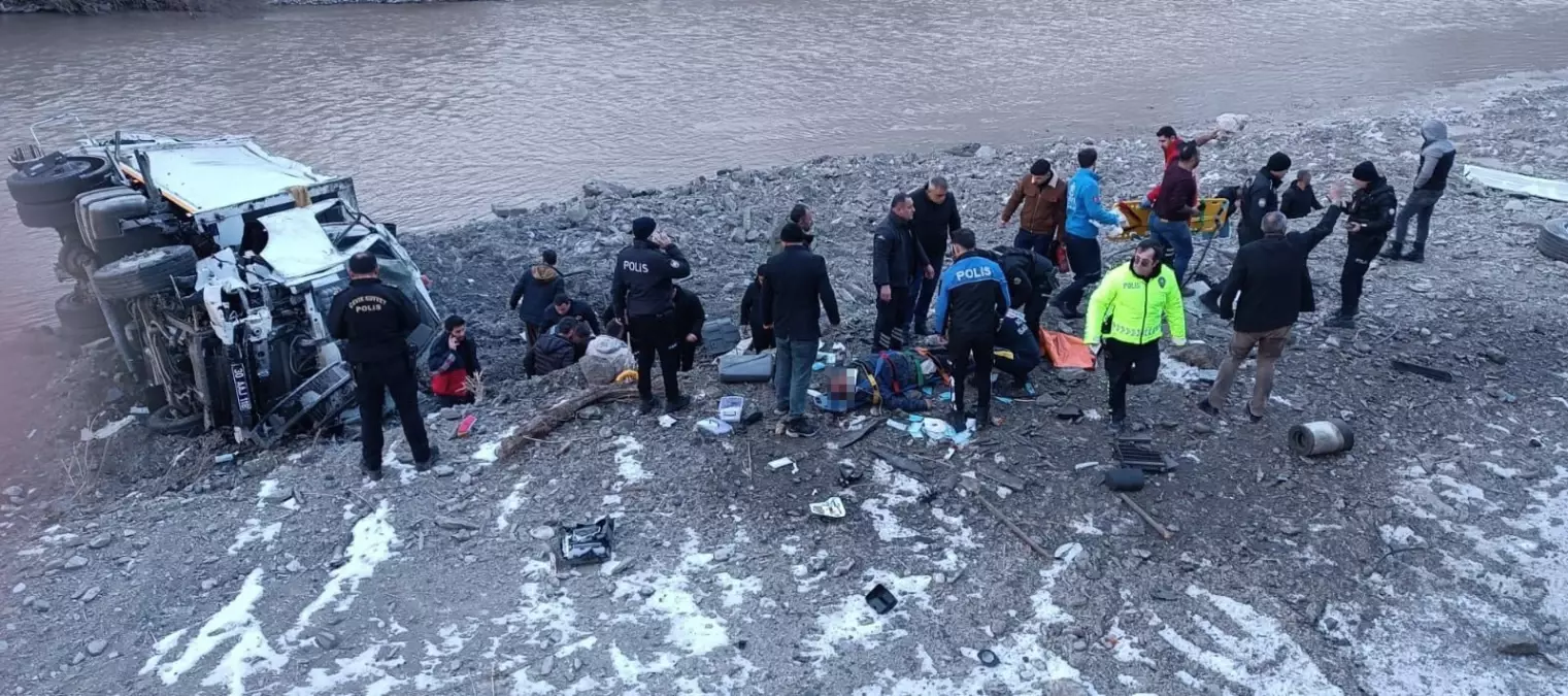 Hakkari’de Çöp Kamyonu Zap Suyu’na Uçtu: 3 Yaralı